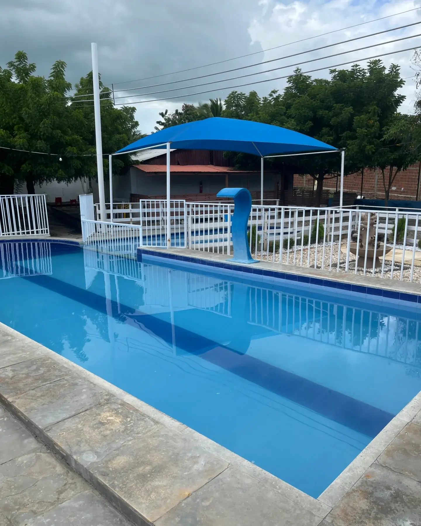 Piscina azul e área de lazer do Chalé Casa Grande