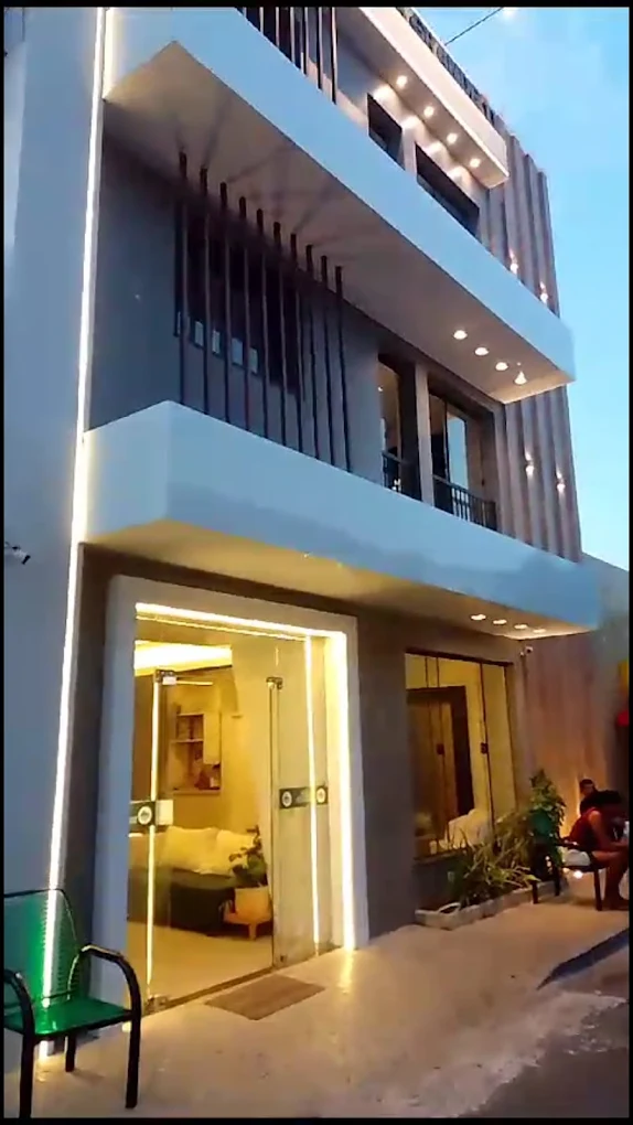 Fachada iluminada do Hotel Casa Grande II em Canindé